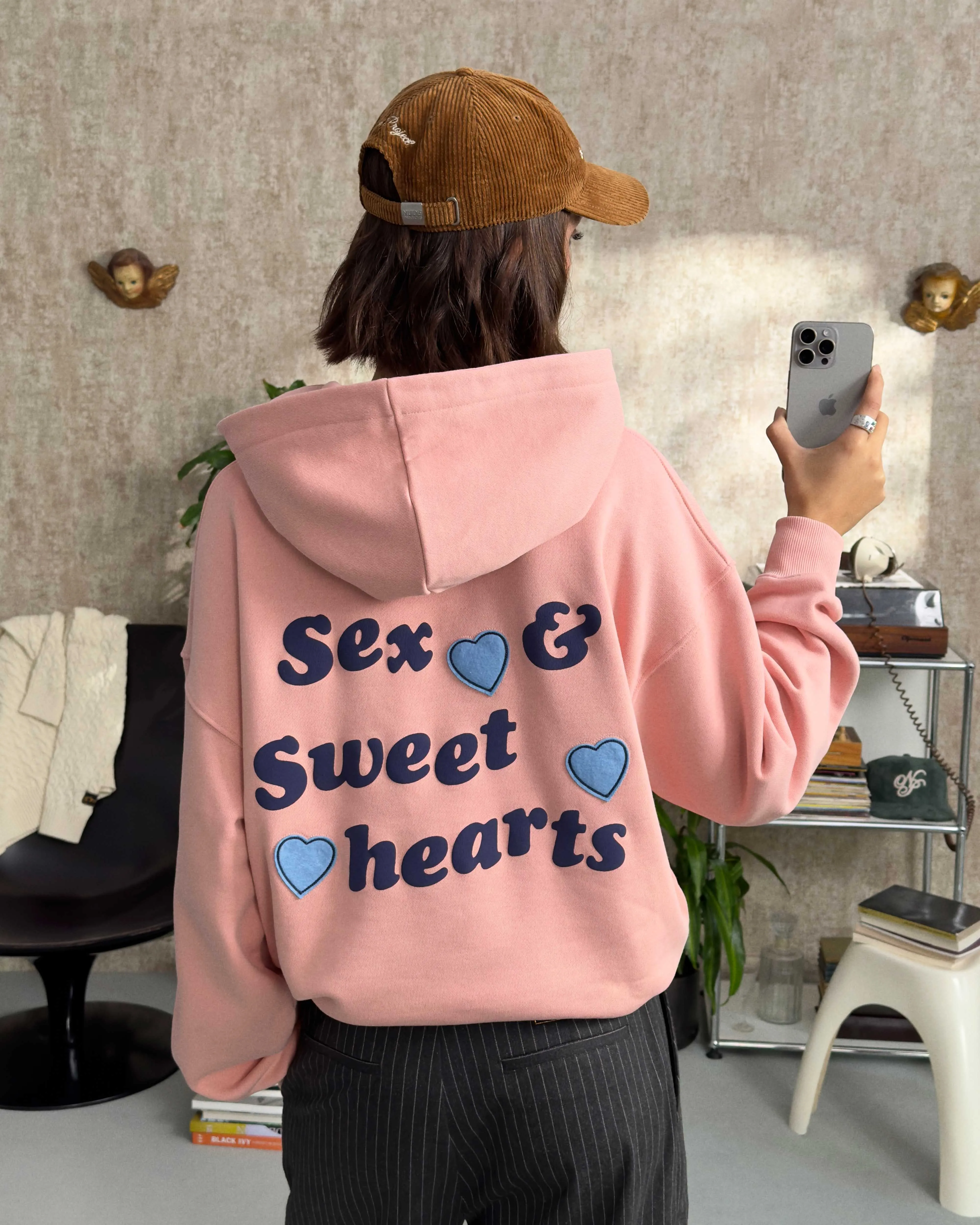 "PLEASURES" HOODIE PINK